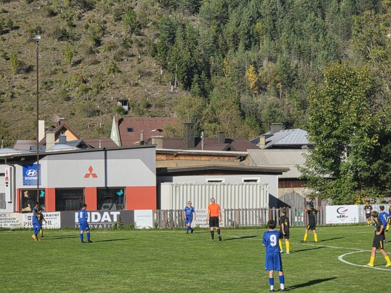 Im Bild zu sehen wie unsere Jungs in Blau gegen die SPG Lilienfeld oberes Traisental spielt und zwölf zu eins gewinnt.
